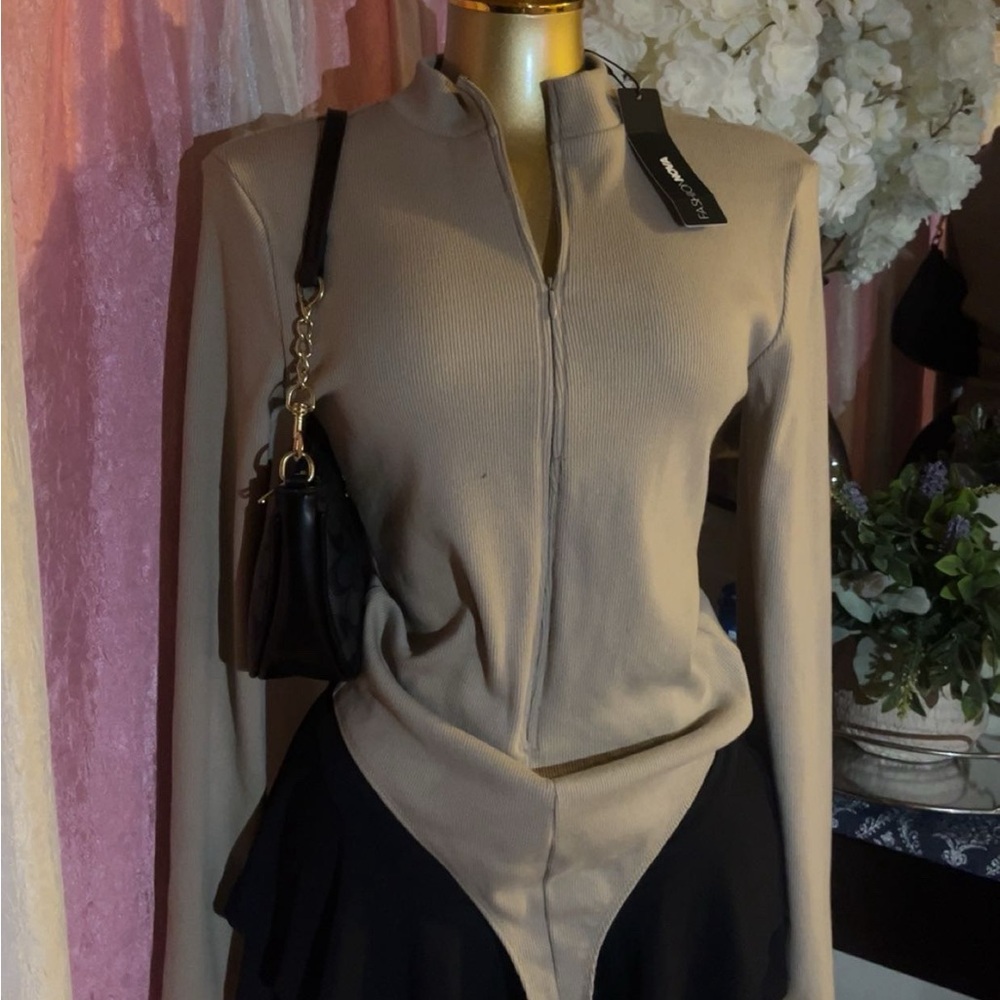 Fashion Nova Beige Zip-Front Long Sleeve Top